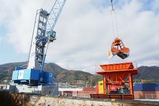 カタマSP(鉄鋼スラグ)荷揚げ状況