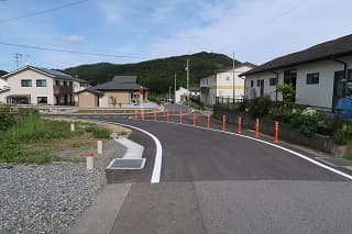 車線分離標（ラバーポール）『ツイストポール・P』 大船渡広田陸前高田線 遠景2