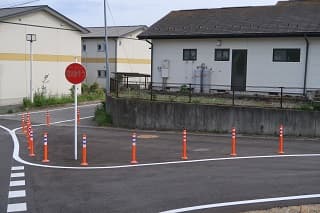 車線分離標（ラバーポール）『ツイストポール・P』 大船渡広田陸前高田線 遠景2