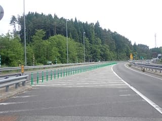 車線分離標（ラバーポール）『ツイストポール・P』 東北自動車道 青森IC