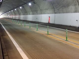 車線分離標（ラバーポール）『ツイストポール・P』 秋田自動車道 横手トンネル内
