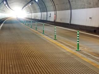 車線分離標（ラバーポール）『ツイストポール・P』 秋田自動車道 大沢トンネル内