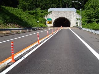 車線分離標（ラバーポール）『ツイストポール・P』 秋田自動車道 大沢トンネル