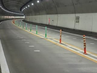 車線分離標（ラバーポール）『ツイストポール・P』 秋田自動車道 土渕トンネル内