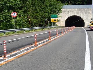 車線分離標（ラバーポール）『ツイストポール・P』 秋田自動車道 土渕トンネル