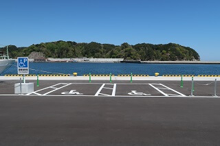車線分離標（ラバーポール）『ツイストポール・P』 岩手県 宮古漁港出崎地区駐車場に設置