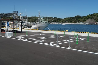 車線分離標（ラバーポール）『ツイストポール・P』 岩手県 宮古漁港出崎地区駐車場に設置