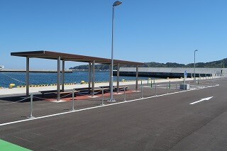 車線分離標（ラバーポール）『ツイストポール・P』 岩手県 宮古漁港出崎地区駐車場に設置