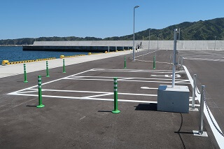 車線分離標（ラバーポール）『ツイストポール・P』 岩手県 宮古漁港出崎地区駐車場に設置
