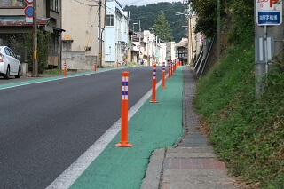 車線分離標（ラバーポール）『ツイストポール・P』 岩手県 一般県道二戸一戸線 福岡地区に設置