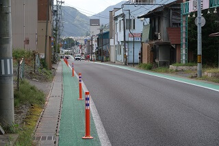 車線分離標（ラバーポール）『ツイストポール・P』 岩手県 一般県道二戸一戸線 福岡地区に設置