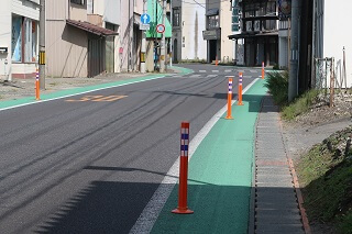 車線分離標（ラバーポール）『ツイストポール・P』 岩手県 一般県道二戸一戸線 福岡地区に設置