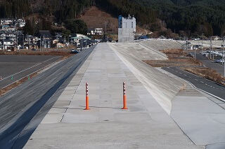 車線分離標（ラバーポール）『ツイストポール・P』 岩手県 一般県道二戸一戸線 福岡地区に設置