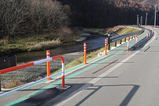 車線分離標（ラバーポール）『ツイストポール・P』 岩手県 一般県道二戸一戸線 福岡地区に設置