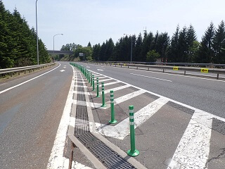 車線分離標（ラバーポール）『ツイストポール・P』 八戸自動車道に設置