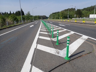 車線分離標（ラバーポール）『ツイストポール・P』 八戸自動車道に設置