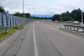 車線分離標（ラバーポール）『ツイストポール・P』 磐越自動車道に設置