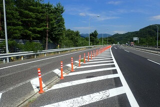 車線分離標（ラバーポール）『ツイストポール・P』 磐越自動車道に設置
