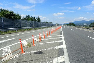 車線分離標（ラバーポール）『ツイストポール・P』 磐越自動車道に設置