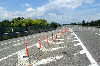 車線分離標（ラバーポール）『ツイストポール・P』 磐越自動車道に設置