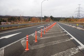 車線分離標（ラバーポール）『ツイストポール・P』 磐越自動車道に設置