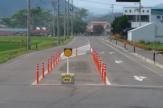 車線分離標 正面昼間