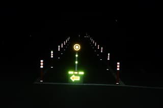 車線分離標 正面夜間