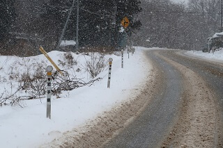 吹雪にも耐える差込式木製デリネーター