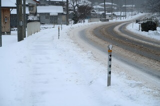 吹雪にも耐える差込式木製デリネーター 中沢公民館付近