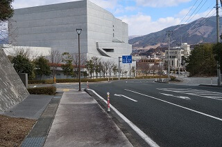 差込式木製デリネーター 大船渡市 市道田茂山明神前線 リアスホール駐車場入り口