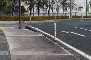 差込式木製デリネーター 大船渡市 市道田茂山明神前線 リアスホール駐車場入り口