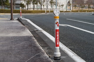 差込式木製デリネーター 大船渡市 市道田茂山明神前線 リアスホール駐車場入り口