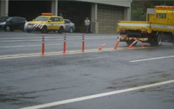 車線分離標（ラバーポール）『ツイストポール・P』2t車 衝突試験